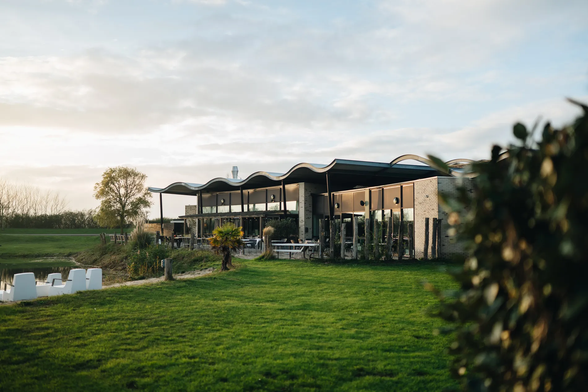 Uitzicht over de duinen en het Noordzeestrand op Schouwen-Duiveland bij Resort Land & Zee